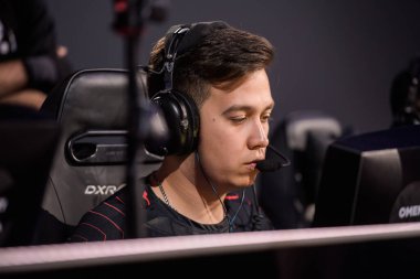 Moskova, Rusya - 14 Eylül 2019: Counter-Strike oyununun ihracatı. Avangar Timur takımının oyuncusu oyuncu kabininde Tulepov 'u yakaladı..