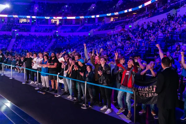 Moskova, Rusya - 14 Eylül 2019: Counter Strike maçının espor etkinliği. Maç sırasında takımlarını alkışlayan video oyunları taraftarları.
