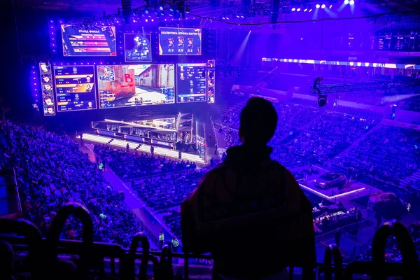 MOSCA, RUSSIA - 14 SETTEMBRE 2019: esports gaming event. Grande palco principale illuminato e schermo e un ventilatore con una bandiera all'arena . — Foto Stock