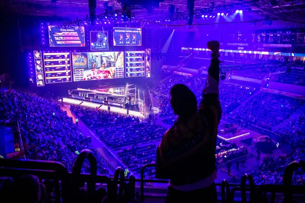 MOSCA, RUSSIA - 14 SETTEMBRE 2019: esports Counter-Strike: Global Offensive event. Felice fan dei giochi dedicati tifo per la sua squadra preferita su un tribune di fronte a un grande schermo . — Foto Stock