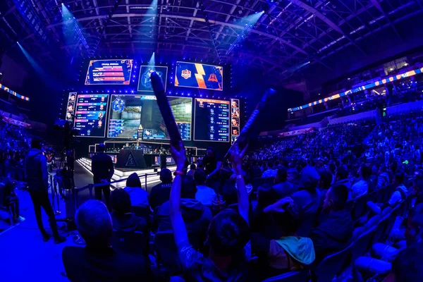 MOSCA, RUSSIA - 14 SETTEMBRE 2019: esports Counter-Strike: Global Offensive event. Felice dedicato fan giochi tifo per la sua squadra preferita su un tribune di fronte a un grande schermo con le mani alzate — Foto Stock