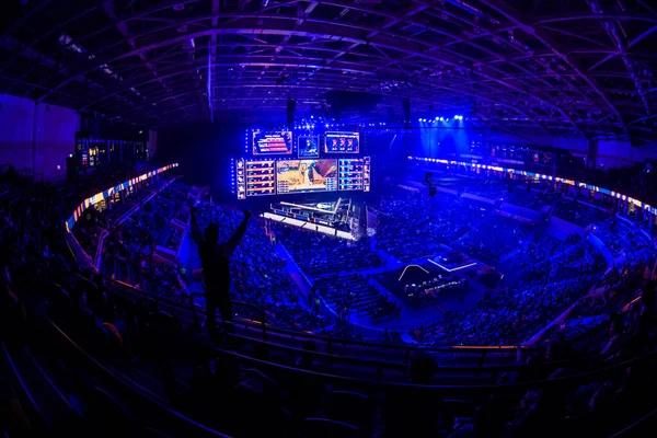 Moskova, Rusya - 14 Eylül 2019: esports Counter-Strike: Global Offensive etkinliği. Ana sahne mekan, büyük ekran ve ışıklar turnuva başlamadan önce.