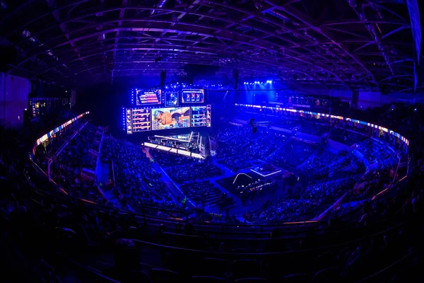 MOSCOW, Rusya - 14 Eylül 2019: İthalat Karşı Grev: Küresel Saldırı. Büyük bir stadyumda düzenlenen bilgisayar oyunları turnuvasının büyük bir sahnesi. Tribünler video dolu. — Stok fotoğraf