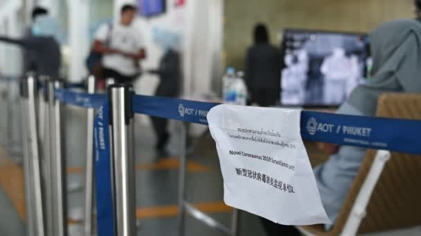 Phuket, Tailandia - 04 de marzo 2020: Firme en el aeropuerto de la zona de control de temperatura, monitor de la cámara del escáner térmico para comprobar las personas que entran en un aeropuerto durante Coronavirus, Covid 19 brote en — Vídeo de stock