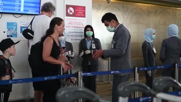 Phuket, Thailandia - 04 Marzo 2020: Passeggeri e personale aeroportuale indossano maschere facciali al controllo di sicurezza. Per controllare la temperatura di CoronaVirus prima del volo . — Video Stock