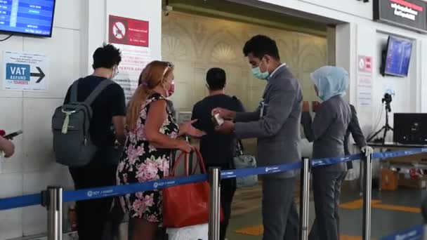 Phuket, Thailandia - 04 Marzo 2020: Passeggeri e personale aeroportuale indossano maschere facciali al controllo di sicurezza. Per controllare la temperatura di CoronaVirus prima del volo . — Video Stock