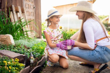 Çiçek saksısı elinde güzel bir bahçıvan.
