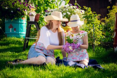 Bahçıvanlık, çiftçilik, anne-kız çiçek saksısına çiçek ekme.