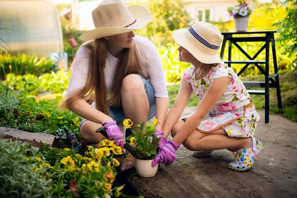 Mère et fille travaillant dans le jardin — Photo