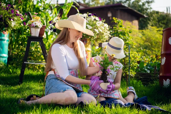 Mère et fille travaillant dans le jardin — Photo