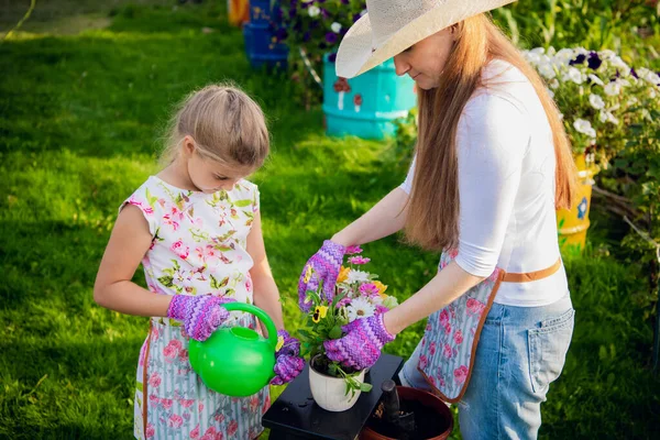 Mother and daughter working in the garden — Stock Photo, Image