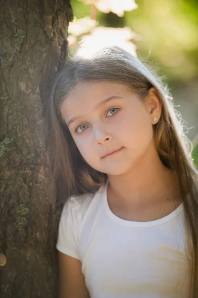 Sluiten portret van de jonge mooie gelukkig meisje buiten in een park. — Stockfoto