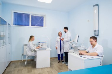 Bir grup bilim adamı ileri teknolojiyi kullanarak bir bilimsel laboratuvarda araştırma yapıyor. COVID-19. COVID Coronavirüs