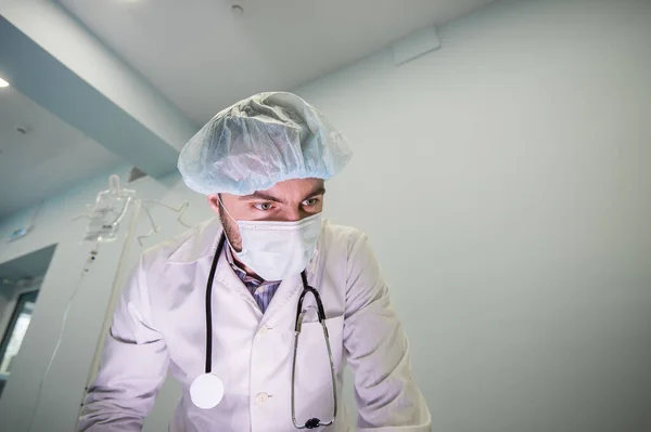 Close up de um médico do sexo masculino usando máscara para proteger de doenças respiratórias transmitidas pelo ar, como a gripe, coronavírus, ebola, TB. Trabalhando em emergência com um paciente com pneumonia . — Fotografia de Stock