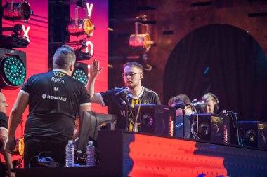 MOSCOW - 23 Aralık 2019: Profesyonel oyun etkinliği. Fransız takım Vitality çeyrek final maçından sonra kutluyor.