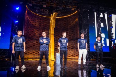 Moskova - 23 Aralık 2019: İthalat Karşı-Grev: Küresel Saldırı. Amerikan CSGO profesyonellerinden oluşan bir Amerikan takımı. Maç başlamadan önce sahneye şeytani dahiler çıktı..