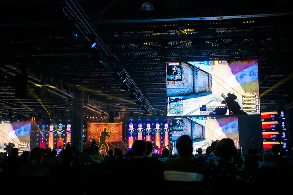 MOSCOW - DEZEMBRO 23 2019: esports Counter-Strike: Global Offensive event. Palco do local principal e a tela com imagem ao vivo do jogo — Fotografia de Stock