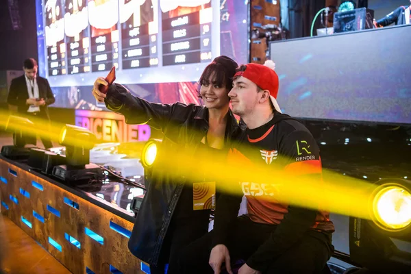 Moscow - 23 Δεκεμβρίου 2019: esports event of a Counter Strike game. Δανός παίκτης Patrick es3tag Hansen κάνει selfie με κορίτσι ανεμιστήρα σε ένα tribune σε τουρνουά αρένα. — Φωτογραφία Αρχείου