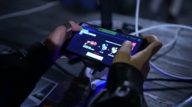 Moskova - 23 Aralık 2019: İhracat. Esport etkinliğindeki cep telefonunda yarış oyunu oynayan kadınların elleri.