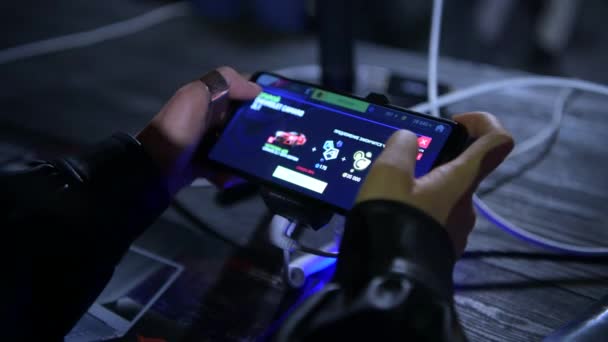 MOSCOW - 23th DECEMBER 2019: esports event. Womans hands playing a racing game on the mobile smart phone at esport event at big arena. — 비디오