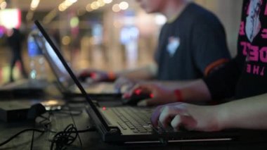 Moskova - 23 Aralık 2019: İhracat. Esport etkinliğinde dizüstü bilgisayarda bilgisayar oyunu oynayan erkek oyuncuların yakın çekimleri.