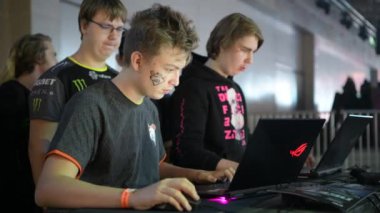 Moskova - 23 Aralık 2019: İhracat. Asus Rog sponsor bölgesindeki modern dizüstü bilgisayarlarda Counter Strike oyunu oynayan oyuncular birbirlerine karşı..