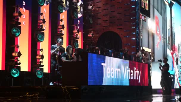 MOSCÚ - 23 DE DICIEMBRE DE 2019: evento de esports. Team Vitality celebra su victoria y se burla de sus oponentes en un torneo de juego . — Vídeos de Stock