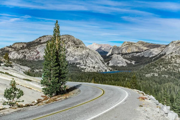 Tioga Pass Road a través de Olmsted Point, Parque Nacional Yosemite, California, EE.UU.. — Foto de Stock