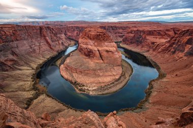 Arizona Horseshoe Virajı, Glen Kanyonu 'ndaki Colorado Nehri' nin ortası.