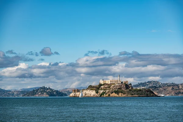 San Francisco, Kalifornien, USA - november 2017: Alcatraz Island från pir 39. — Stockfoto