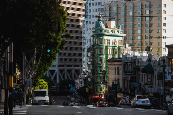 San Francisco, Kalifornien, USA - november 2017: Sentinel byggnad i centrum. Staden godkände ett kluster av höga höjder söder om Market Street som kommer att dvärg Transamerica byggnaden. — Stockfoto