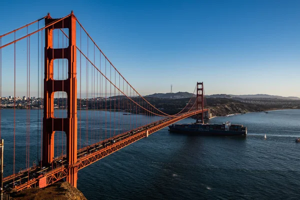 San Francisco, USA - november 2017: Golden Gate Bridge och en stor pråm flyter under den. — Stockfoto