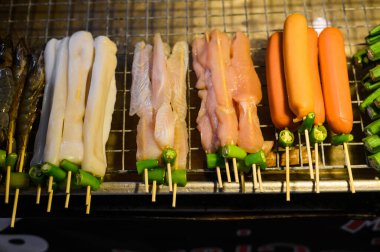 Gece pazarında ızgara sebze ve et Şişler, Tayland