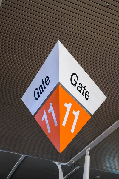 Аэропорты борются с вылетом большого знака ворот оранжевого цвета — стоковое фото