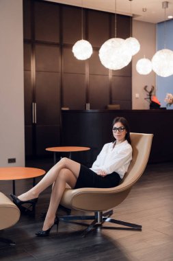 Havaalanındaki Gidiş Salonunda Dizüstü bilgisayar kullanan İş Kadını