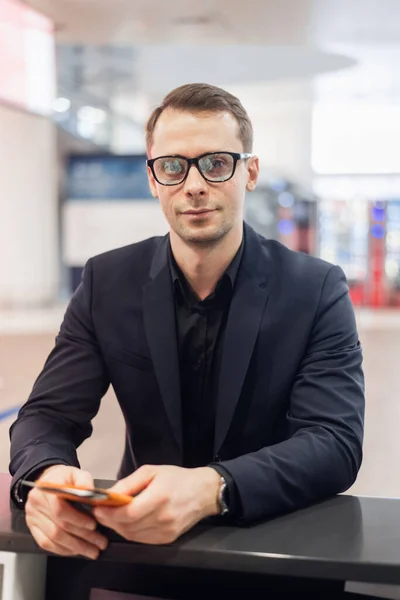 Midsection Of Male Passenger Showing Passport At Airport — Stock Photo, Image