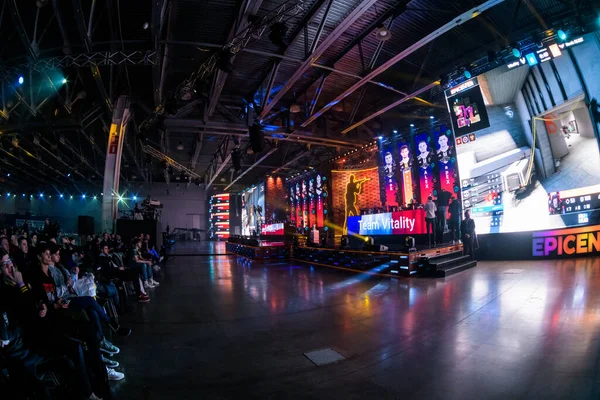 MOSCOW - DEZEMBRO 23 2019: esports Counter-Strike: Global Offensive event. Grande palco principal iluminado de um torneio de jogos de computador localizado em uma grande arena. Jogadores jogando em um palco . — Fotografia de Stock