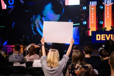 Moskova - 23 Aralık 2019: İthalat Karşı-Grev: Küresel Saldırı. Turnuva arenasında elleri havada bir tribünde kız taraftar..