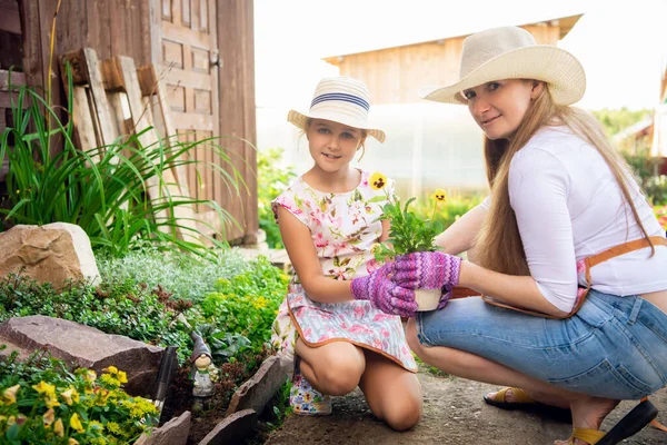 Mère et fille travaillant dans le jardin — Photo