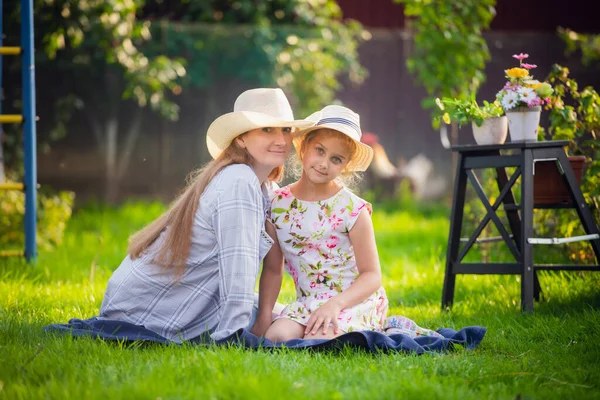 Jeune jolie femme avec fille mignonne dans le jardin à l'été souriant heureux, style de vie gens concept — Photo