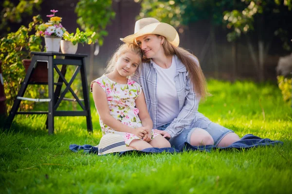 Jeune jolie femme avec fille mignonne dans le jardin à l'été souriant heureux, style de vie gens concept — Photo