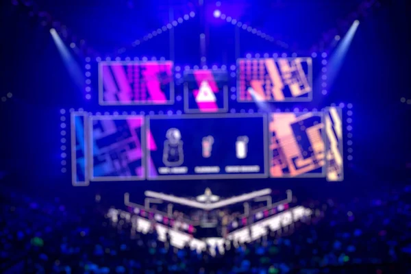 Rozmazané pozadí akce esports - Hlavní jeviště, velká obrazovka a světla před začátkem turnaje. — Stock fotografie
