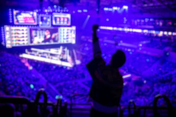 Fond flou d'un événement d'esport - Ventilateur sur une tribune lors de tournois arène avec les mains levées . — Photo