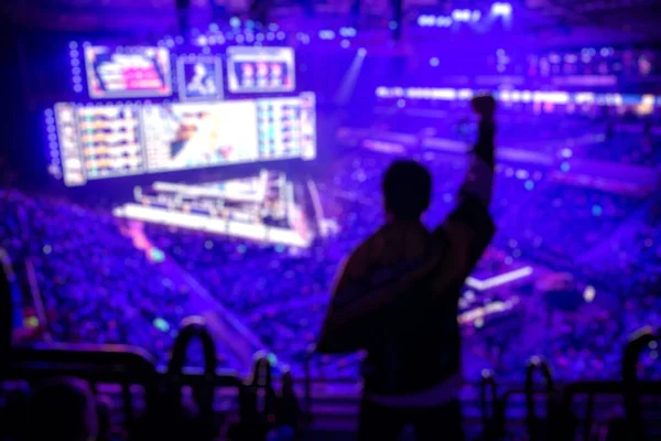 Fond flou d'un événement d'esport - Ventilateur sur une tribune lors de tournois arène avec les mains levées . — Photo