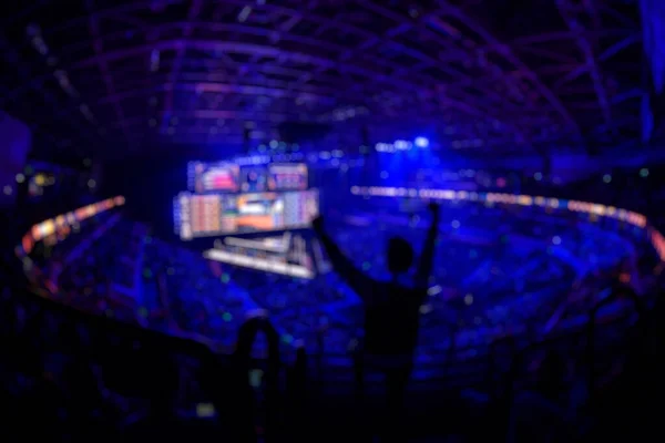 Suddig bakgrund av en esports händelse - Fläkt på en tribun på turneringar arena med händerna upp. — Stockfoto