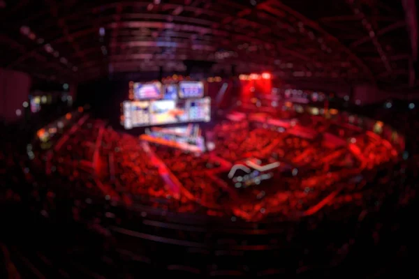 Fond flou d'un événement d'esport - Grande scène illuminée d'un tournoi de jeux vidéo situé sur un grand stade. Tribunes sont pleins de fans de jeux vidéo . — Photo