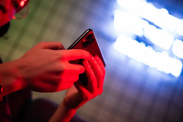 Closeup Teenager Přehrávání videoher na mobilním telefonu. Mělká hloubka pole — Stock fotografie