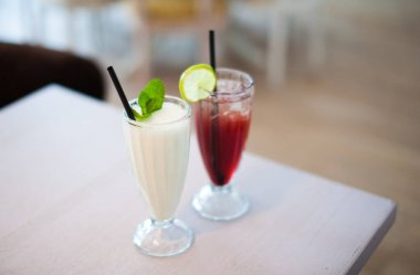 İki bardak taze limonata ya da yaz kafeteryasında buzlu kokteyl. Sığ alan derinliği.