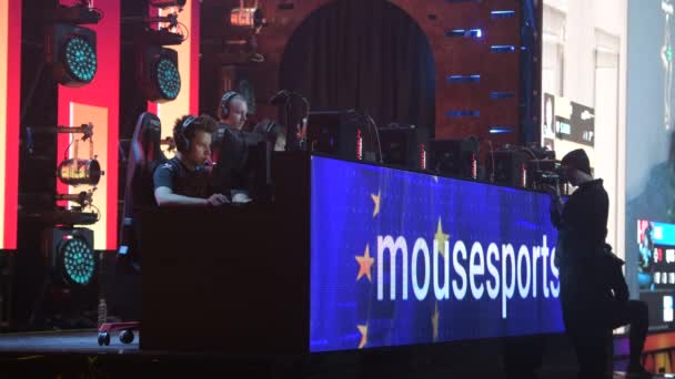 Moskou - 23 december 2019: begeleidt Counter-Strike: Global Offensive event. Europees team van csgo professionals Mousesports op een podium voor de start van de wedstrijd. — Stockvideo