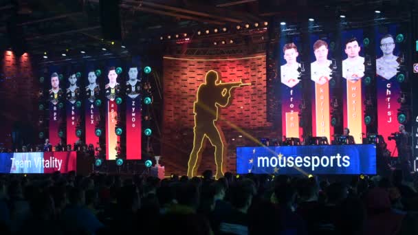 MOSCOW - DEZEMBRO 23 2019: esports Counter-Strike: Global Offensive event. Equipe europeia de profissionais do csgo Mousesports em um palco durante o jogo . — Vídeo de Stock